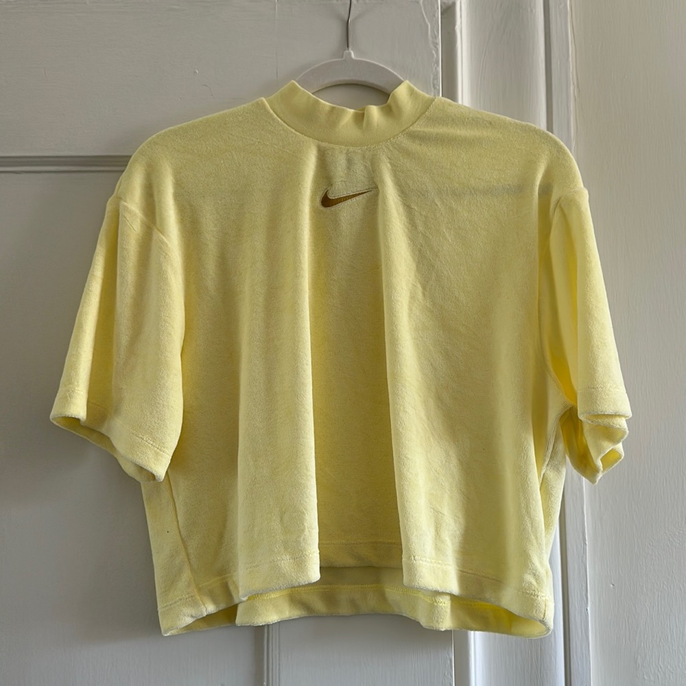 Lemon colored Nike top! 🍋